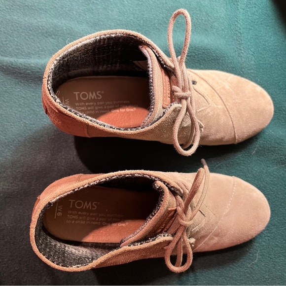 Toms Women's Desert Wedge Taupe Suede Booties - Size 6 - Picture 7 of 14